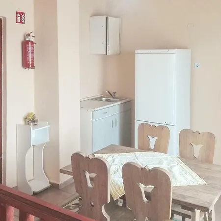 Eight-bedroom Holiday In Prázdninový dům *