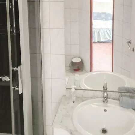 Eight-bedroom Holiday In Prázdninový dům *